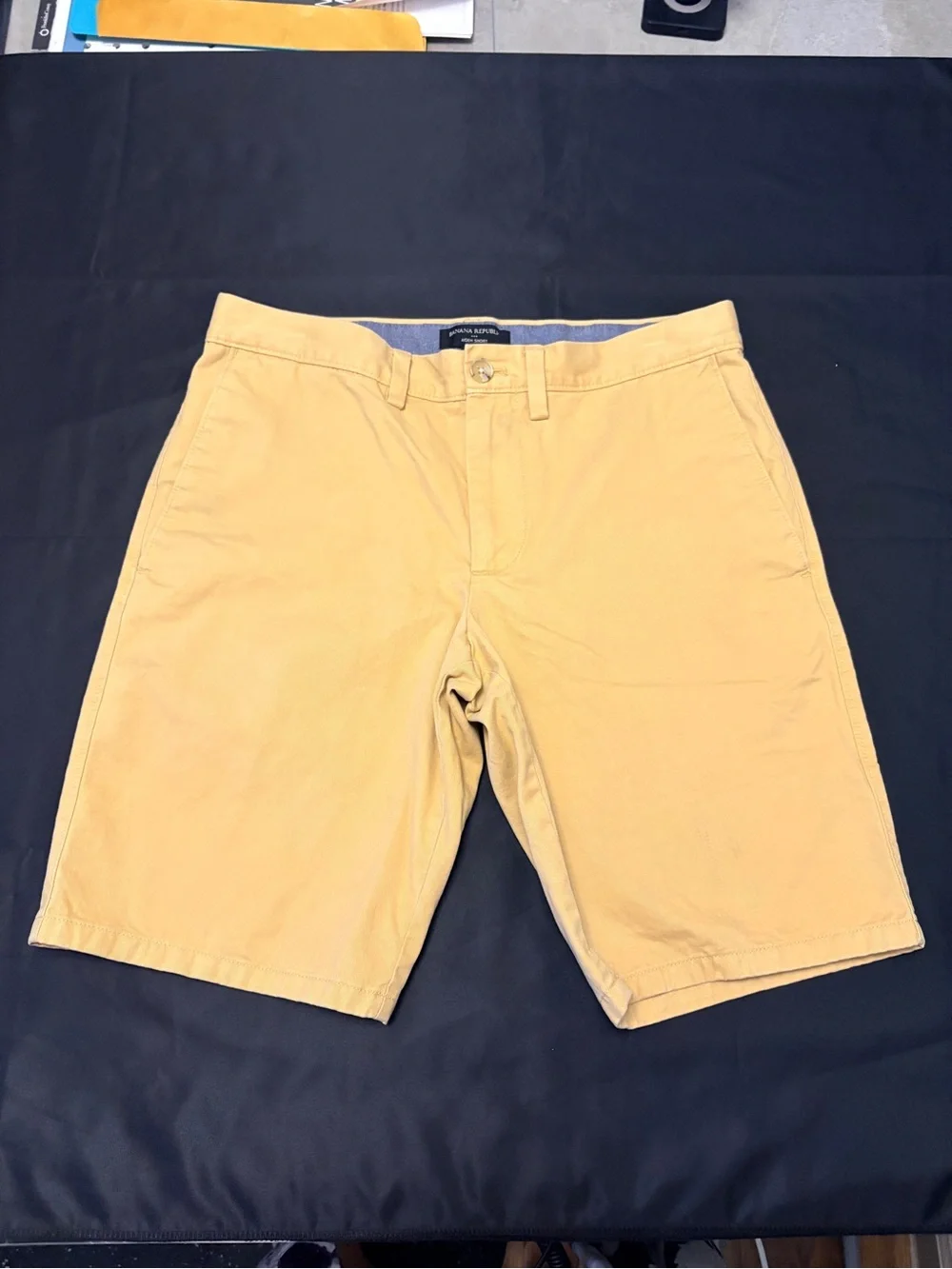 Banana Republic Yelowish Khaki Flat Front Men's Shorts Sz 30